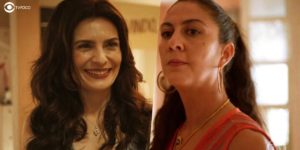 Leila (Arieta Corrêa) e Penha (Clarissa Pinheiro) juntas em Amor de Mãe (Foto: Montagem/TV Foco/Reprodução/Globo)