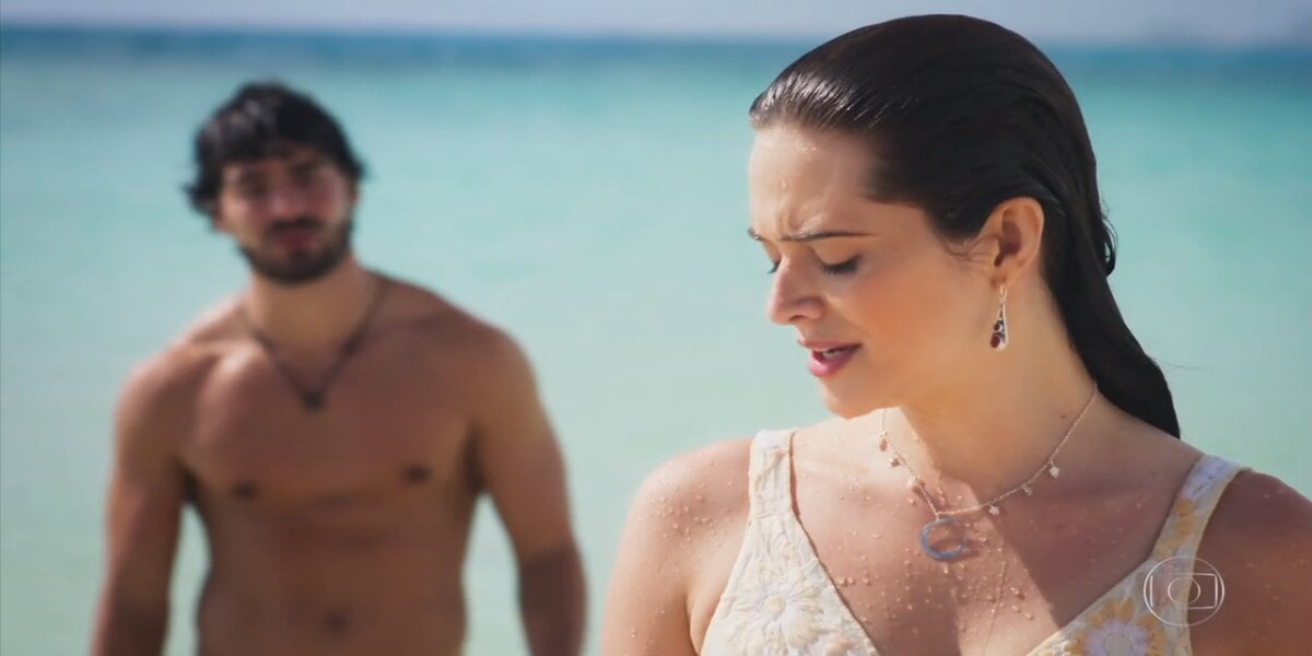 Luna (Juliana Paiva) e Juan (José Condessa) em cena de Salve-se Quem Puder 