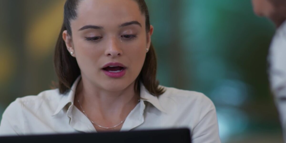 Luna encara computador e fica assustada em cena de Salve-se Quem Puder