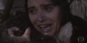 Luna (Juliana Paiva) se agarra em Téo (Felipe Simas) para sobreviver em Salve-se Quem Puder (Foto: Reprodução/Globo)