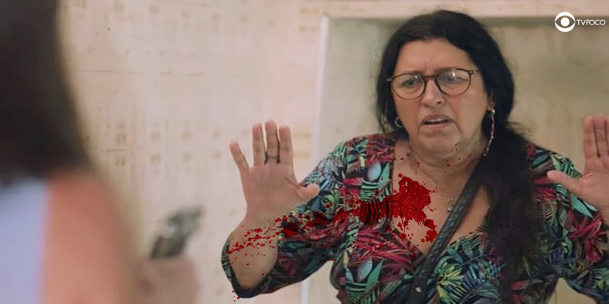 Lurdes (Regina Casé) toma tiro de Thelma (Adriana Esteves) em Amor de Mãe (Foto: Montagem/TV Foco/ Reprodução/Globo)