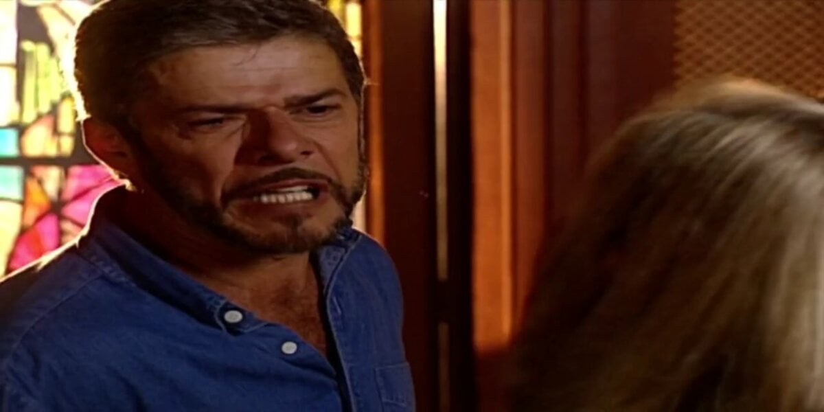 Pedro, em cena de Laços de Família, chora enquanto usa uma camisa social azul
