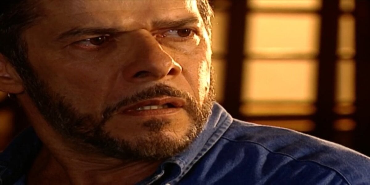 Pedro, em cena de Laços de Família, usa camisa azul e tem barba e cabelo curto grisalho