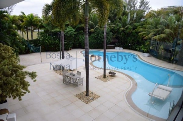 Piscina da mansão (Foto: Reprodução)