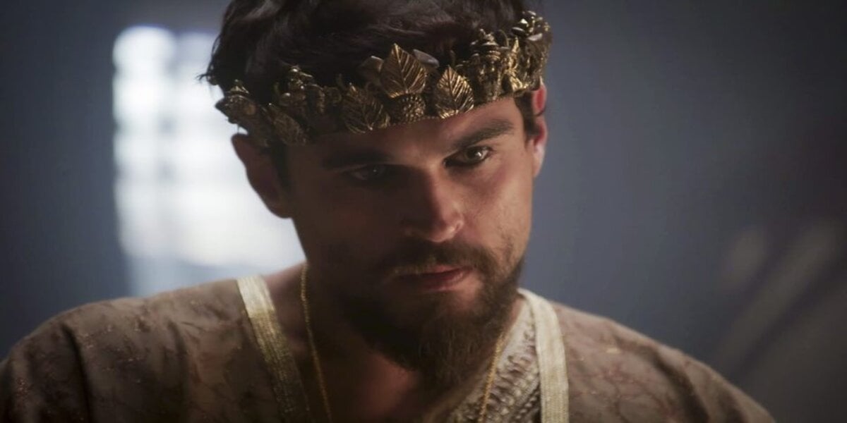Cena de Gênesis onde há o rei Ibbi homem branco de barba e coroa na cabeça
