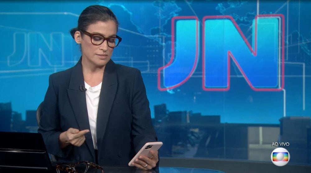 Renata Vasconcellos leu celular durante plantão urgente sobre Lula (Foto: Reprodução/TV Globo)