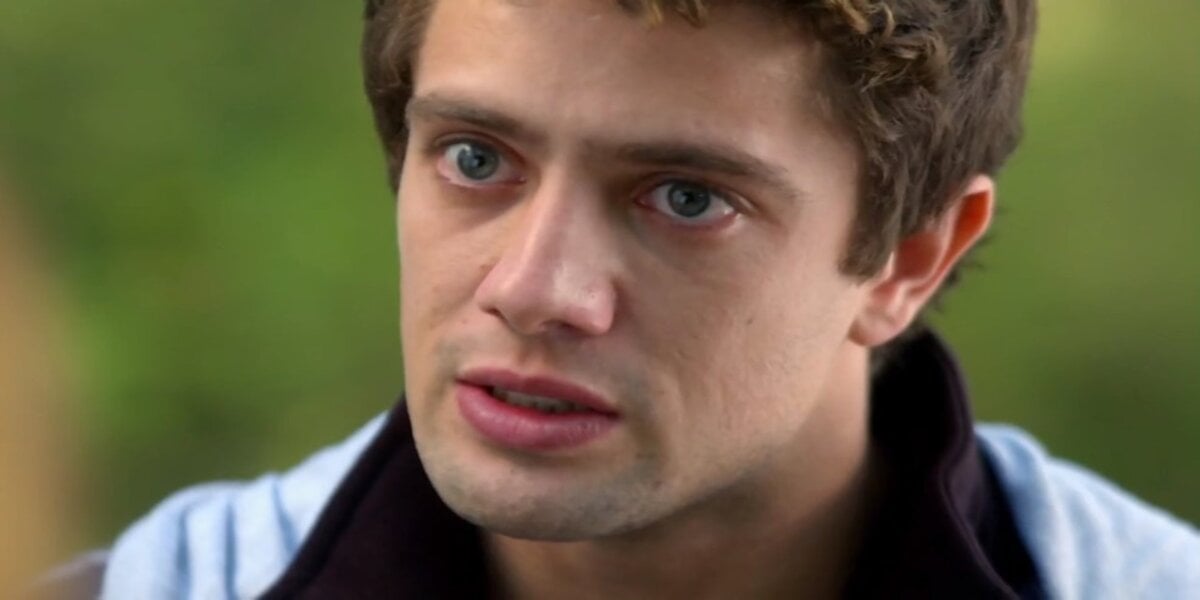 Cena da novela A Vida da Gente onde tem Rodrigo, rapaz branco, de olhos azuis e cabelo castanhos