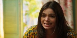 Shirlei (Sabrina Petraglia) perde a linha na novela Haja Coração com sua irmã  (Foto: Reprodução/Globo)