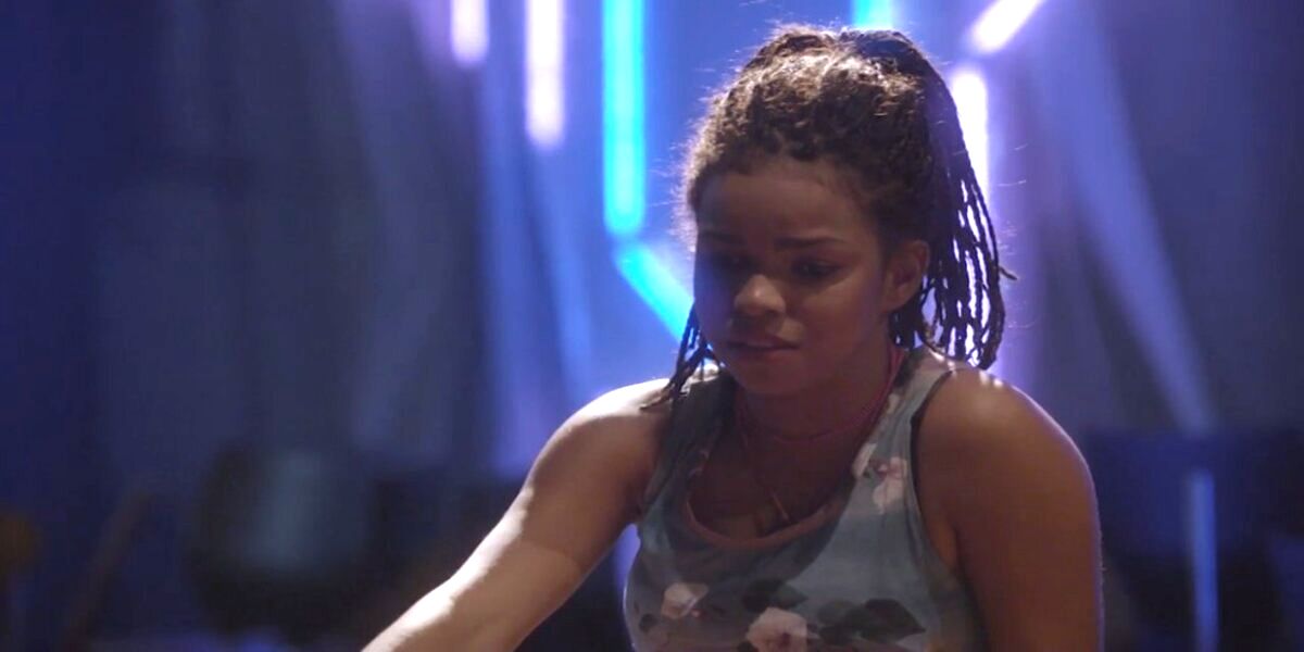 Sol, menina negra que usa uma regata azul, em cena da novela Malhação