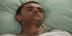 Téo (Felipe Simas) ficará no hospital após enfrentar um furacão em Salve-se Quem Puder (Foto: Reprodução/Globo)