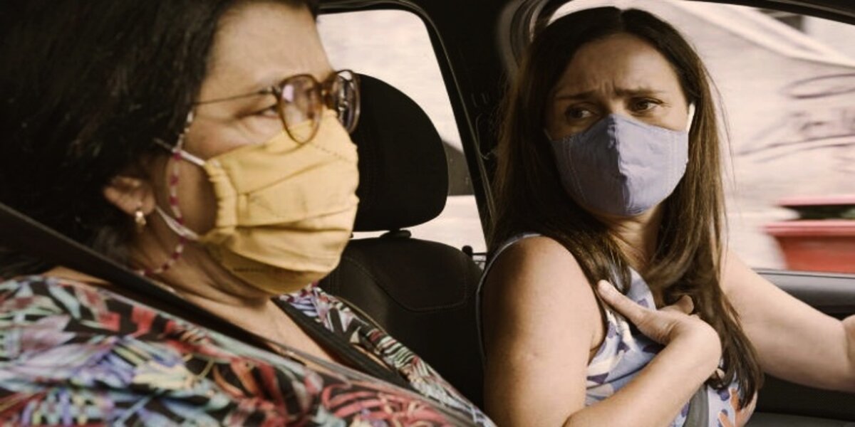 Thelma e Lurdes em carro e mascaradas na novela Amor de Mãe