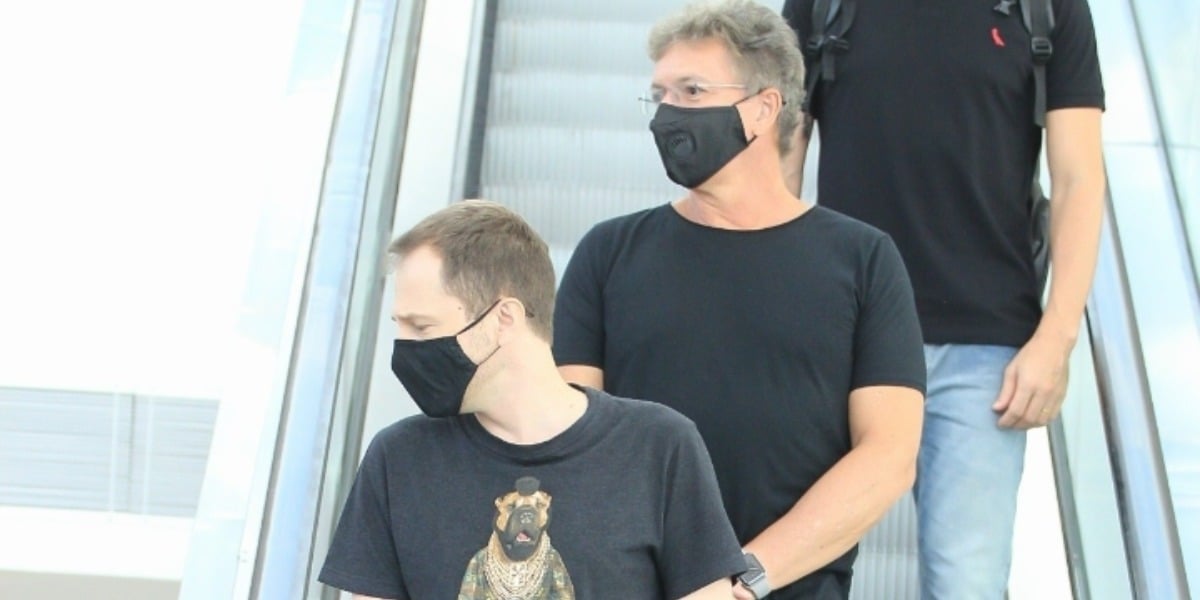 Tiago Leifert e Boninho foram flagrados em shopping no Rio de Janeiro (Foto: Fabricio Silva/AgNews)