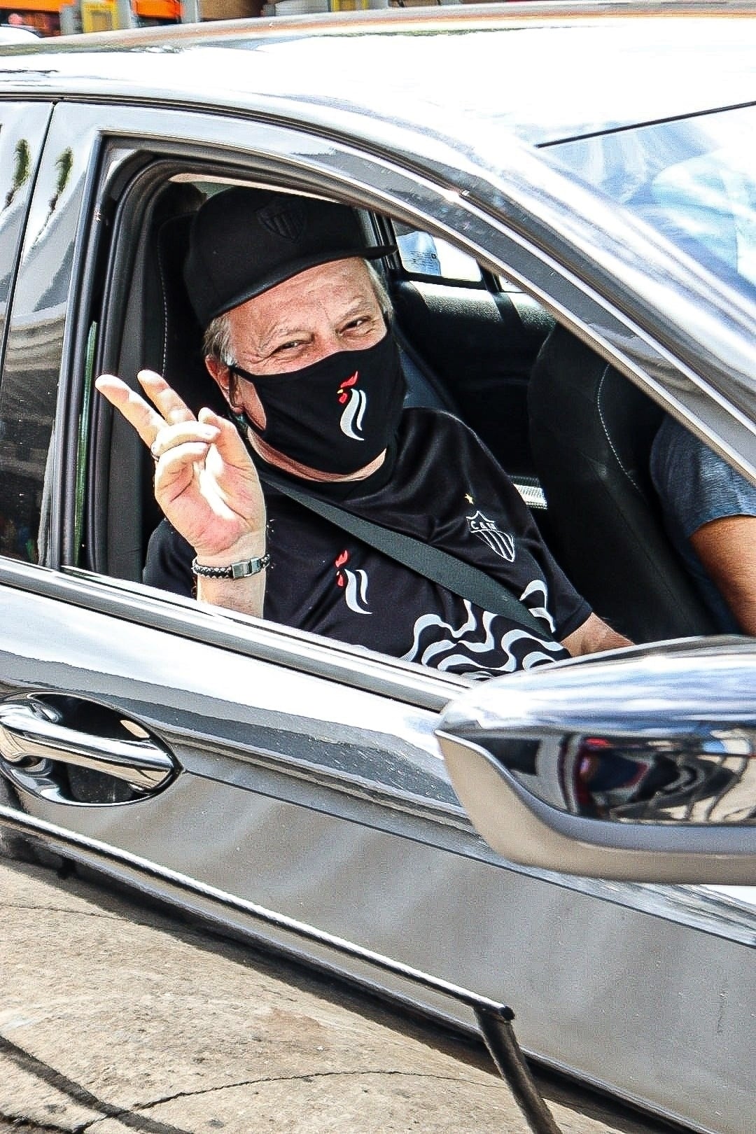 Chico Pinheiro foi flagrado em supermercado de São Conrado, no Rio (Foto: AgNews)