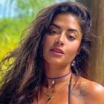 Aline Riscado arranca a roupa, dá zoom e exibe parte íntima volumosa (Foto: Reprodução)