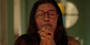Lurdes voltou para casa após conseguir fugir do cativeiro de Thelma e fez a audiência da emissora carioca explodir no Ibope (Foto: Reprodução / TV Globo)
