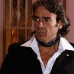 Jacques (Alexandre Borges) em cena da novela Ti-Ti-Ti (Foto: Reprodução/Globo)