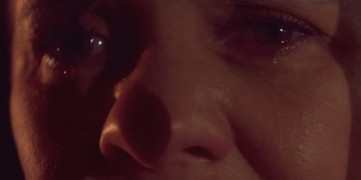 Os olhos e a lágrima de uma mulher branca que está no escuro em cena da novela Amor de Mãe