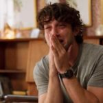 Danilo (Chay Suede) fica em choque ao descobrir que o filho foi sequestrado em Amor de Mãe (Foto: Reprodução/Globo)