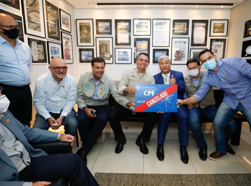 Bolsonaro e Sikera Jr ironizam juntos
