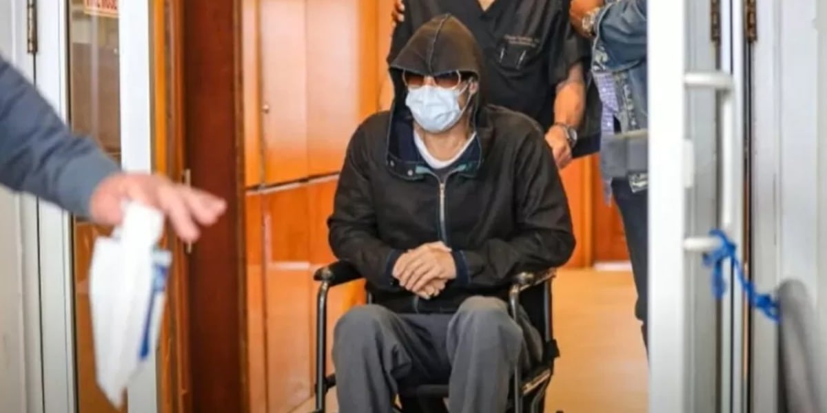 Brad Pitt é flagrado em hospital de cadeira de rodas (Foto: Reprodução)