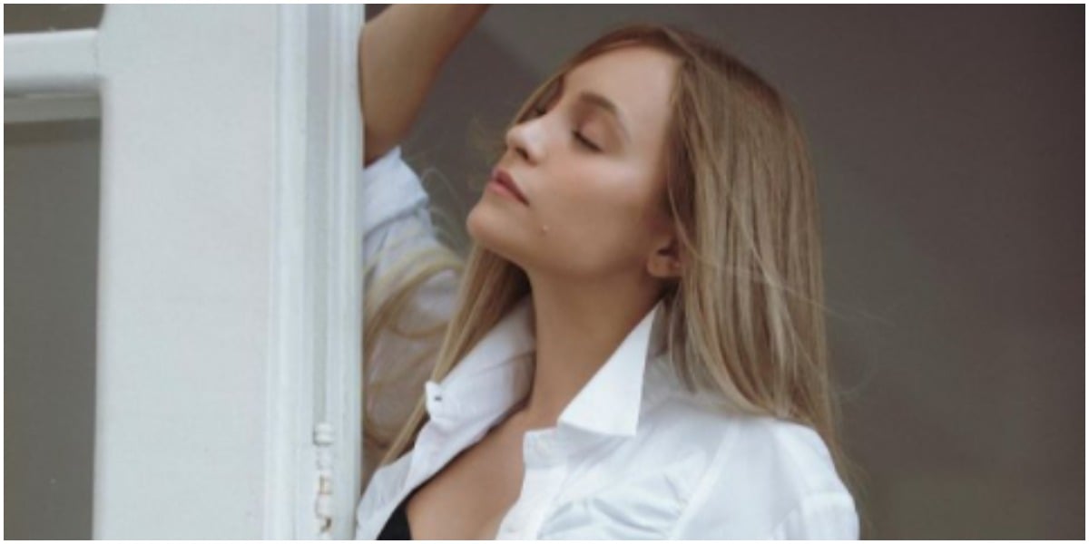Carla Diaz usou as redes sociais para mostrar bastidores de ensaio sexy que protagonizou (Foto: Reprodução)