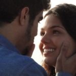 Edgar (Caio Castro) se declara para Marcela (Isis Valverde) em Ti-Ti-Ti (Foto: Reprodução/Globo)