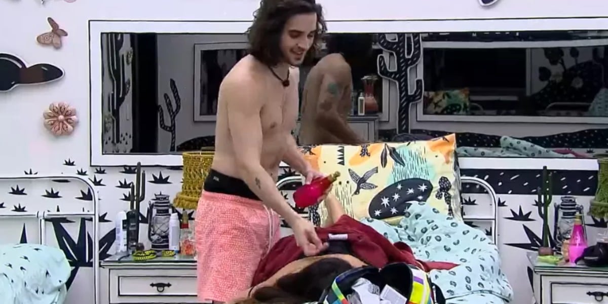 Fiuk fazendo massagem em Juliette (Foto: Reprodução)