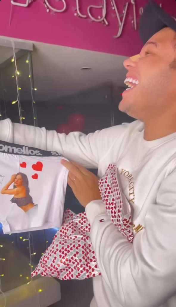 Cueca personalizada que Gabi Martins presenteou Tierry (Foto: Reprodução)