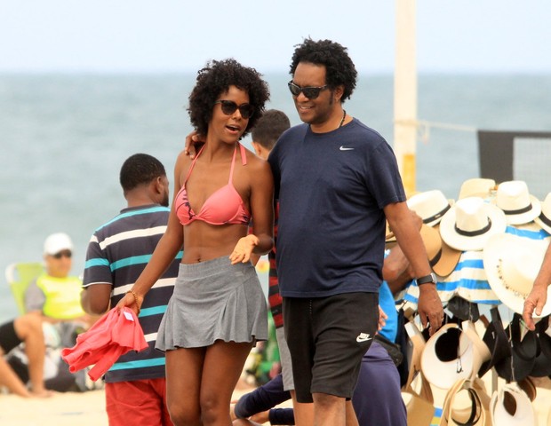 Maju Coutinho quando foi vista caminhando com o marido na praia em 2019 (Foto: Reprodução) Maju Coutinho quando foi vista caminhando com o marido na praia em 2019 (Foto: Reprodução)