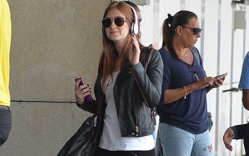 Marina Ruy Barbosa escutando a trilha Império