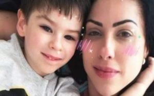 Henry ao lado da mãe (Foto: Divulgação)