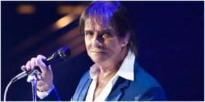 “O que eu quero pedir é que levem a sério”, diz Roberto Carlos, após assumir relação com cantor e doença