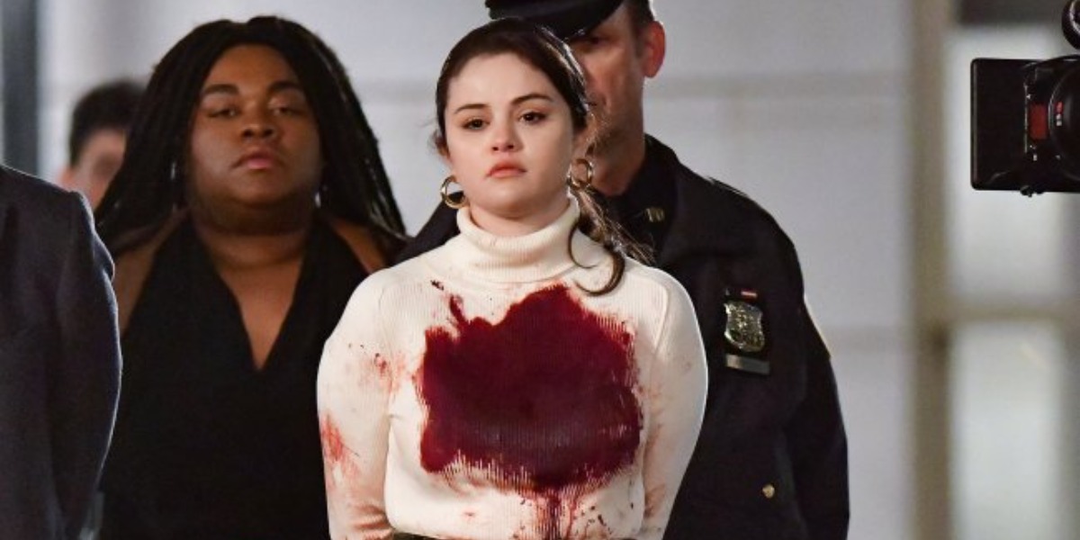 Selena Gomez sendo presa (Foto: Reprodução)