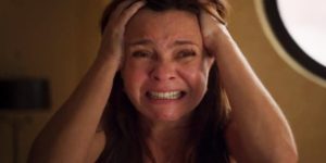 Aneurisma de Thelma (Adriana Esteves) estourará no último capítulo de Amor de Mãe (Foto: Reprodução/Globo)