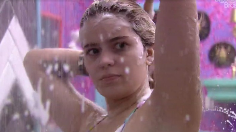 Influenciadora toma banho no "BBB21" (Reprodução)
