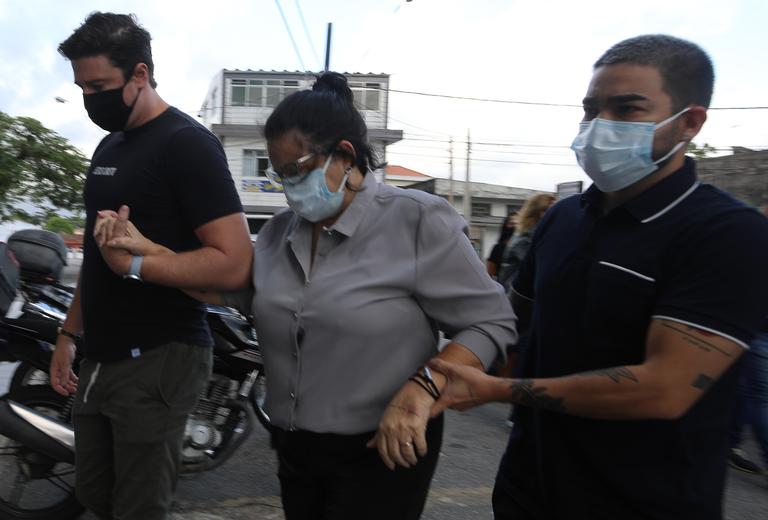 Yudi chega ao velório do pai, que faleceu após complicações da Covid-19 - (Foto: Claudio Vitor Vaz/Francisco Cepeda/AgNews)