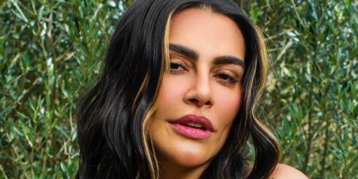 Cleo ousou em foto com seios em camisa e fez alegria dos marmanjos ao surgir sem calcinha (Foto: Reprodução)