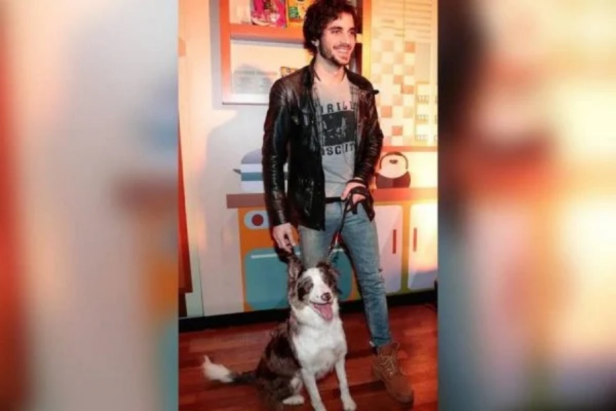 Fiuk em clique junto com um dos cachorros (Foto: Reprodução)