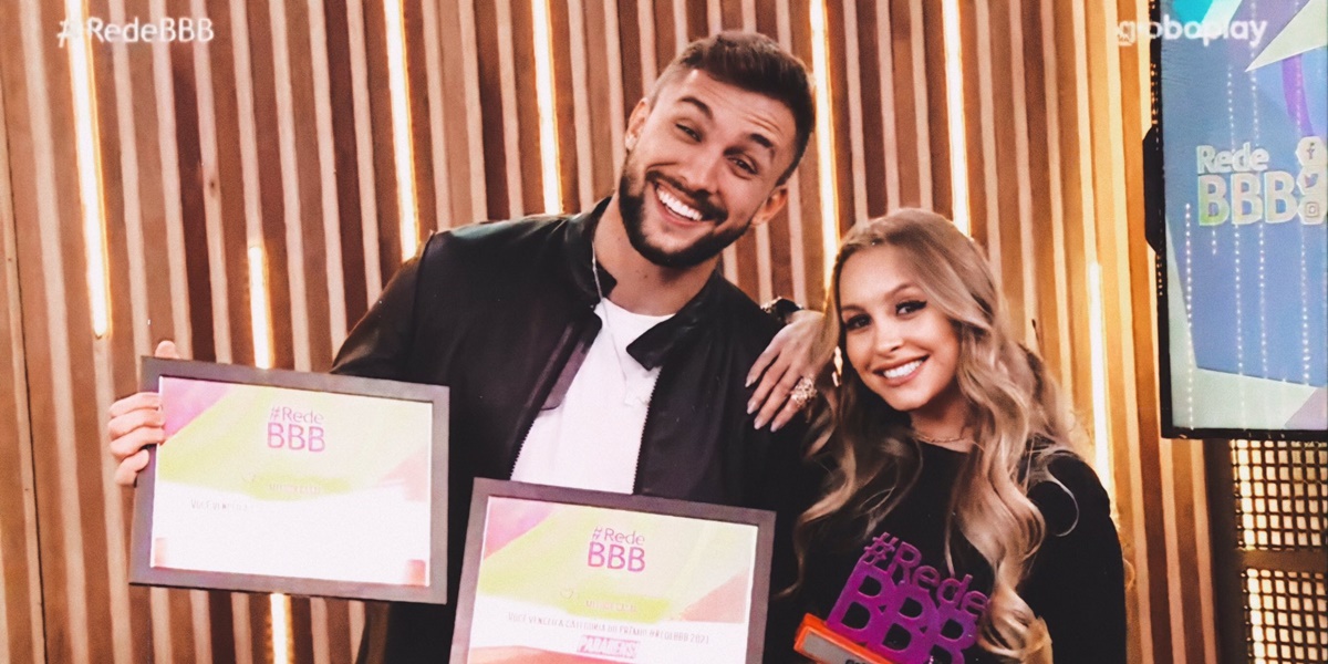 Arthur e Carla Diaz ainda ganharam prêmio de melhor casal do BBB21 (Foto: Reprodução / Multishow)