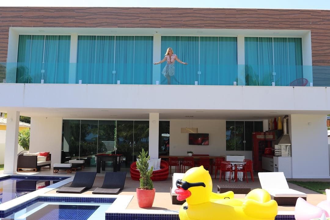 Entramos na mansão absurda de Carla Perez de 4 milhões com vista humilhante e mergulhada no luxo