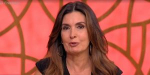 Fátima Bernardes engasga de chorar ao vivo, perde o chão no Encontro e é acudida no palco: “Dói muito”