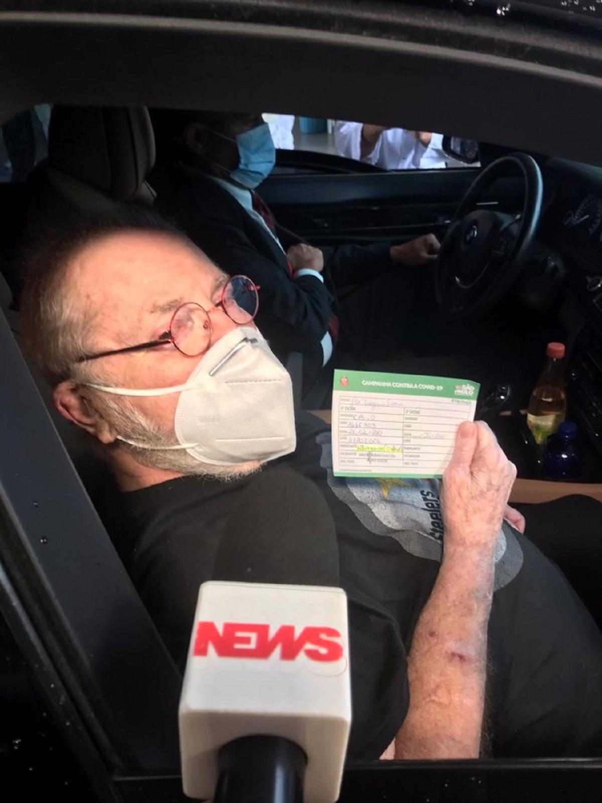 Jô Soares no dia em que foi vacinado, em São Paulo (Foto: Reprodução/Twitter)
