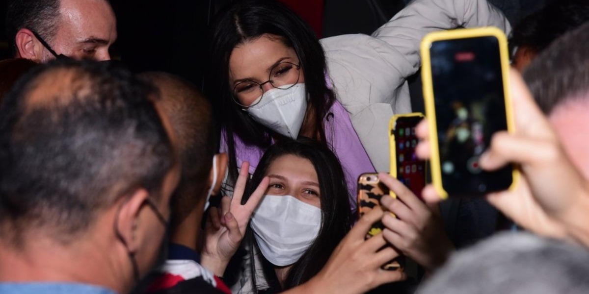 Juliette é recebida por vários fãs no aeroporto de Congonhas, São Paulo (Foto: Reprodução)