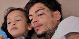 Filha de 5 anos de Mc Kevin, após saber da morte do pai, leva mãos ao rosto e cai no choro: “Nervosa”