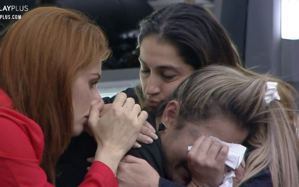 Li Martins chora na sala e é consolada por outras participantes (Foto: Reprodução/Playplus) Li Martins chora na sala e é consolada por outras participantes (Foto: Reprodução/Playplus)