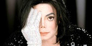 Segundo documentário, o astro Michael Jackson teria usado 19 identidades falsas para conseguir medicamentos  - Foto: Reprodução