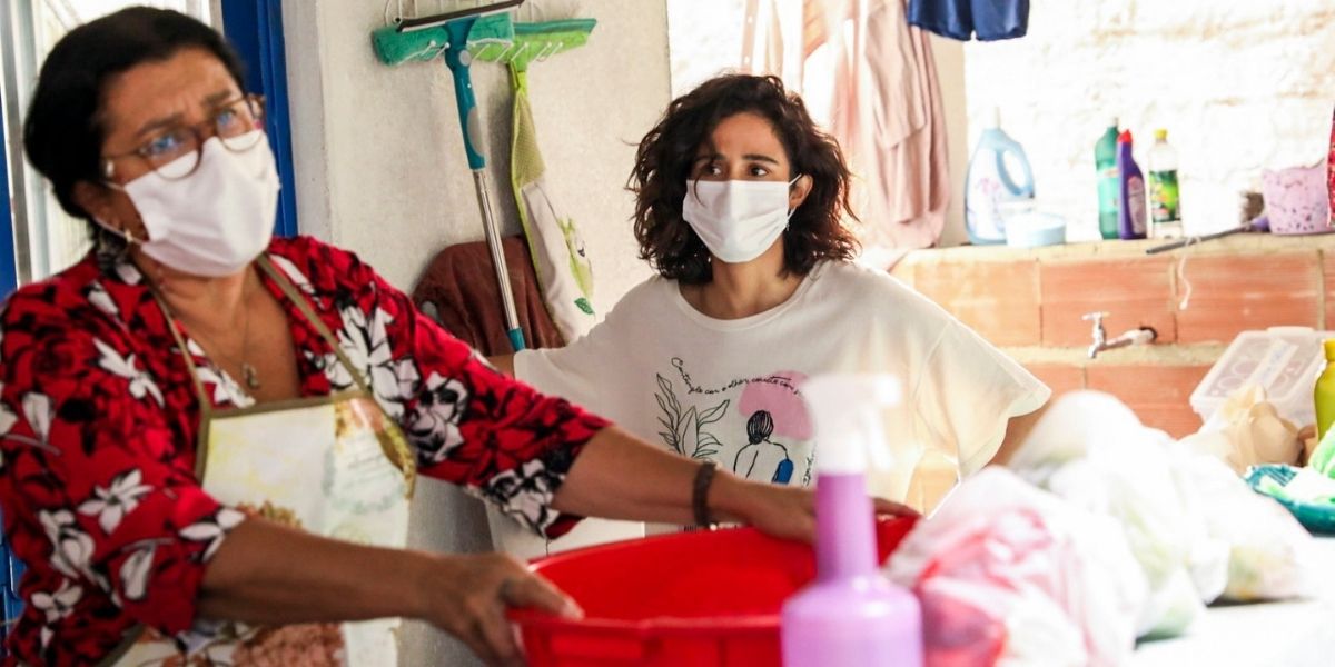 "Me Bate", Nanda Costa surge jogada na cama e desmorona com luta que vem vivendo em casa