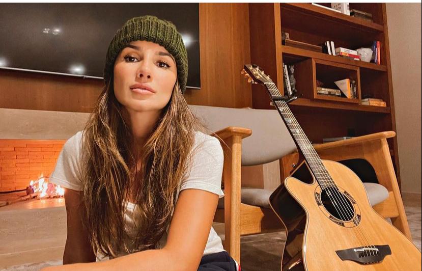 A bela cantora Paula Fernandes