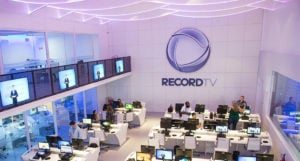 Equipe da Record é encurralada e atacada durante reportagem com socos, chutes e empurrões: “Inaceitável”