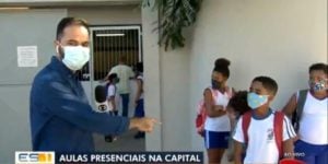 Repórter da Globo passa vergonha ao vivo (Foto: Reprodução)